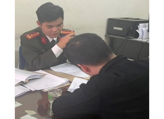 Công an quận Đống Đa làm việc với ông T. Ảnh: Công an thành phố Hà Nội.