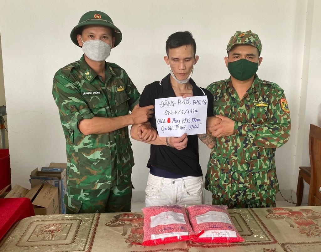 Đối tượng Đặng Phước Phong bị lực lượng chức năng bắt quả tang vận chuyển trái phép 36.000 viên ma túy.
