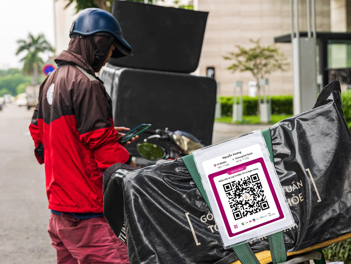 Người dùng dễ dàng lấy mã QR Nhận tiền hoặc tải xuống, lưu về điện thoại, in ra khi cần (1)