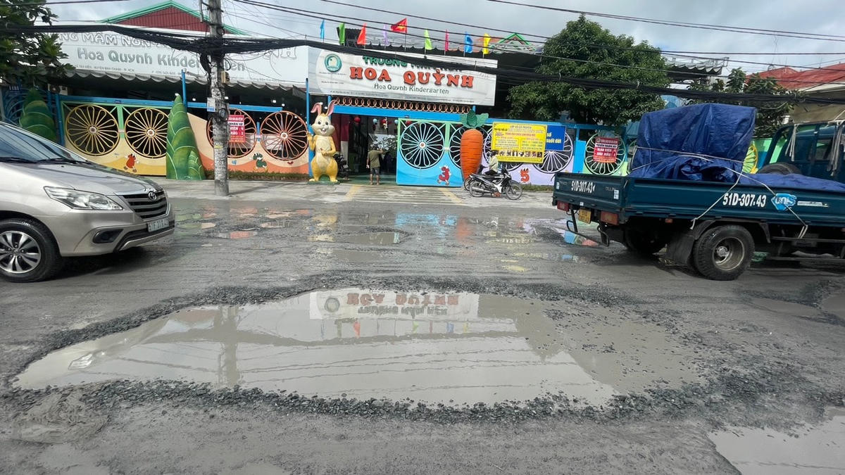 Đường Nguyễn Cửu Phú , quận Bình Tân do các đơn vị thi công  làm hỏng mặt đường - Ảnh: Phương Chi