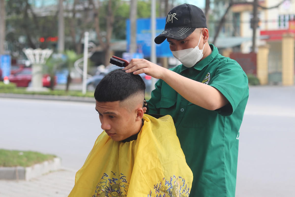 Nhóm cắt tóc của anh Thịnh có 8 thành viên chính hoạt động thường xuyên, chủ yếu là các bạn trẻ có độ tuổi từ 18-25. Thời gian hoạt động của các "salon tóc"  là từ thứ 2 đến thứ 6, từ 16h chiều là mở cửa  và "đóng tiệm" lúc 18h30’.  