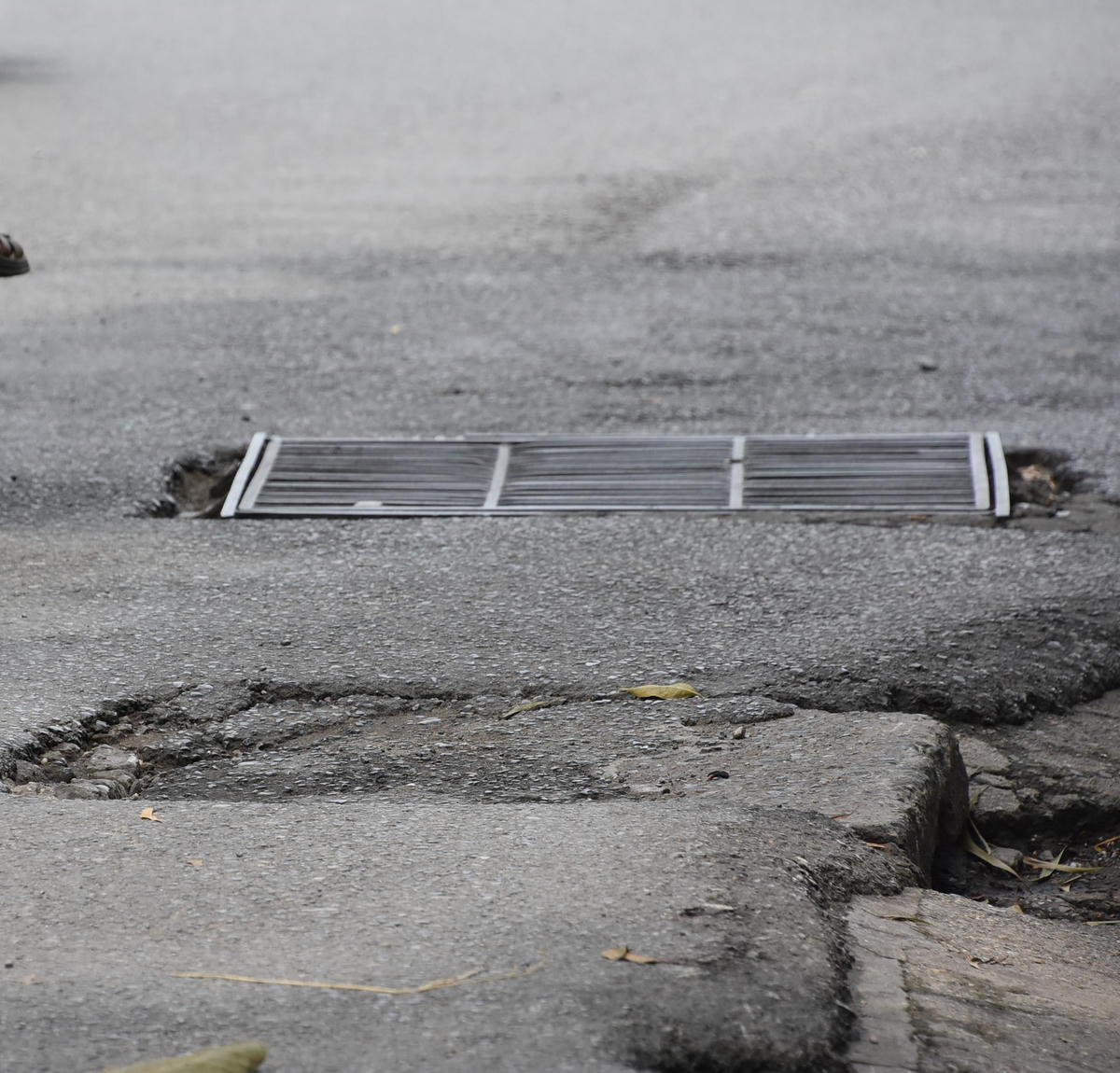 Nhiều đoạn đường gập ghềnh, lồi lõm gây khó khăn cho phương tiện tham gia giao thông.