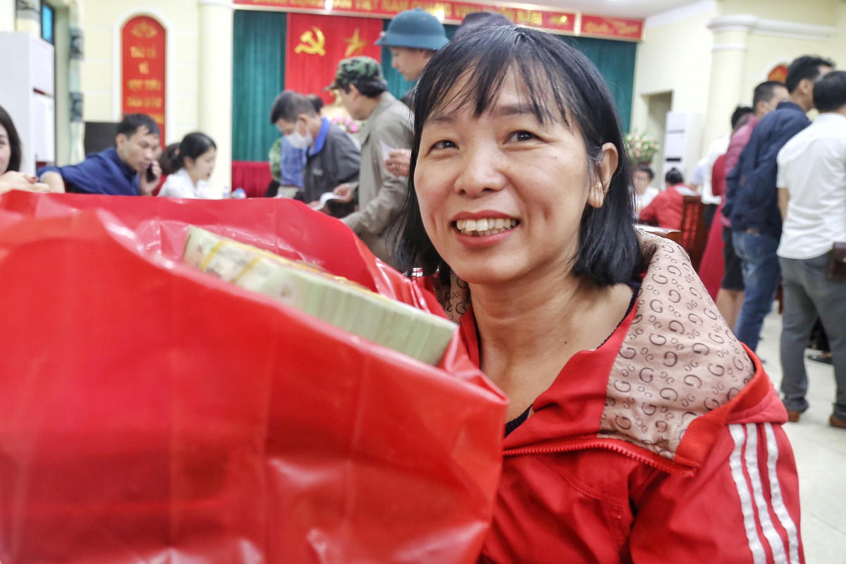 Chị Trần Thị Hương, người dân xã Văn Bình chia sẻ: "Gia đình tôi có hơn 1.500 m2 đất bị thu hồi để thực hiện dự án. Tôi rất phấn khởi chỉ trong thời gian ngắn từ khi được phổ biến, quán triệt về GPMB phục vụ thi công đường Vành đai 4, đến nay gia đình tôi đã được nhận được 1,2 tỷ đồng đồng kinh phí bồi thường, hỗ trợ".