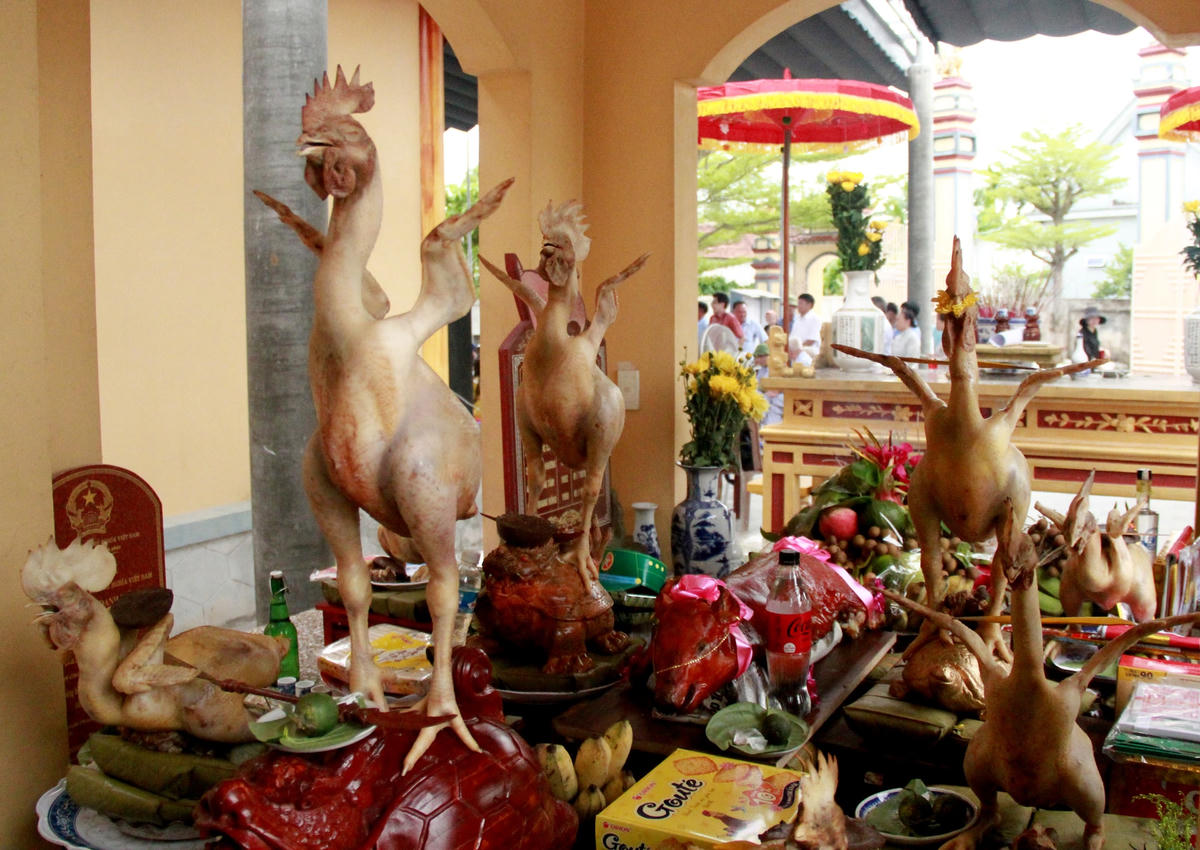 Độc đáo gà cúng được tạo thế 'bay, quỳ' trong Rằm tháng Bảy ở Hà Tĩnh