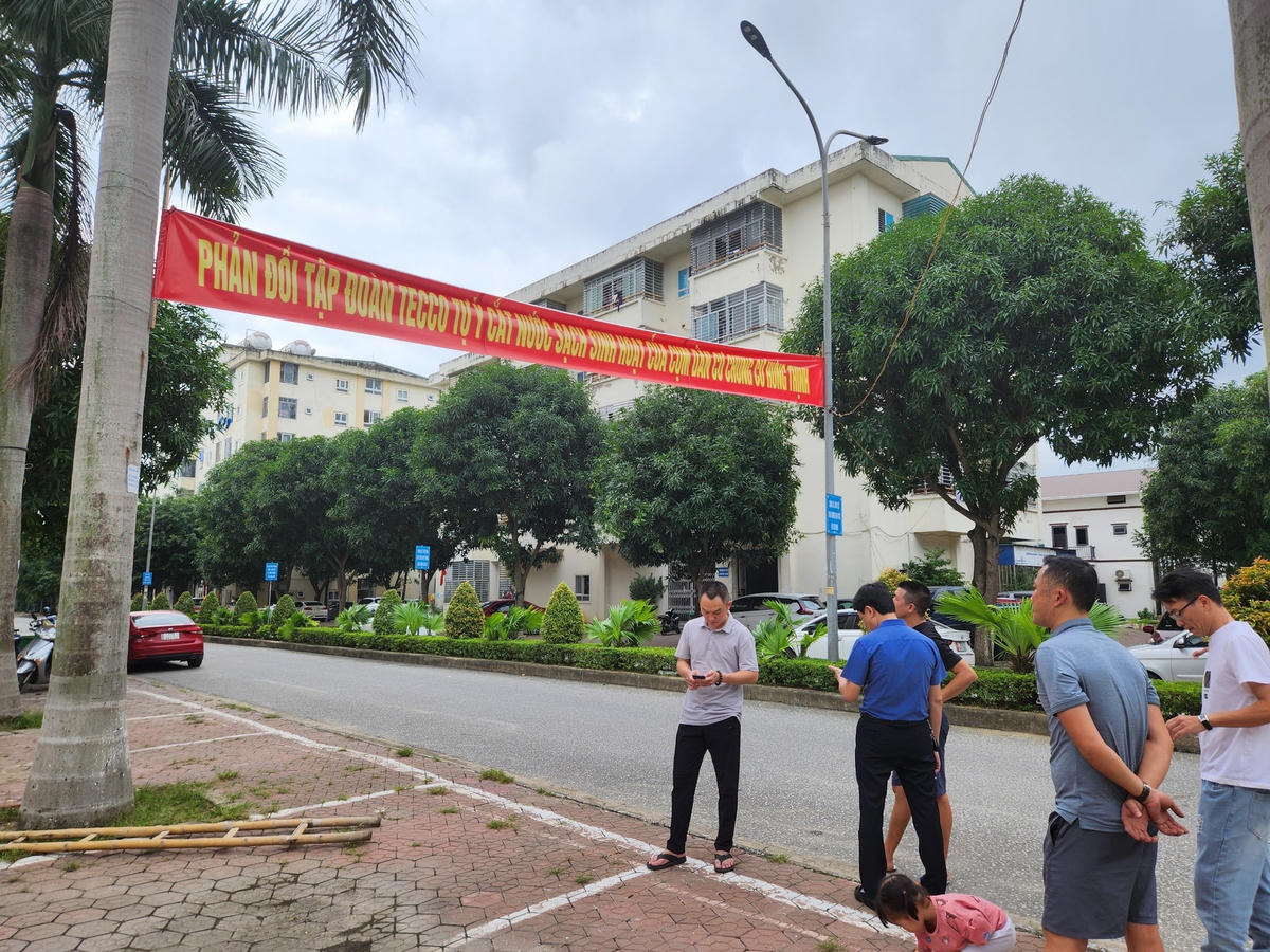 Bị cắt nước sinh hoạt, cư dân chung cư Hưng Thịnh treo băng rôn phản đối.