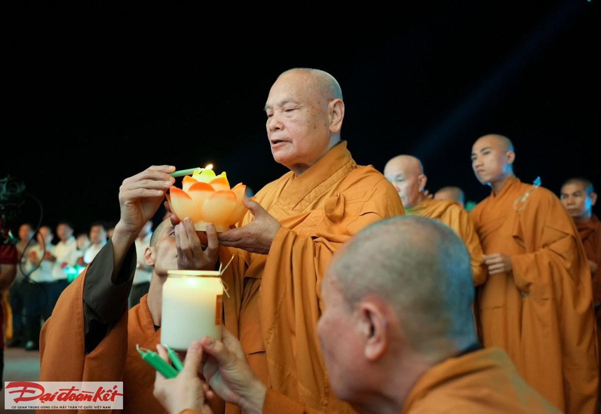 Trưởng lão Hòa thượng Thích Thiện Nhơn – Chủ tịch HĐTS - GHPGVN quang lâm chứng minh và thực hiện nghi thức thắp nến tại buổi lễ.