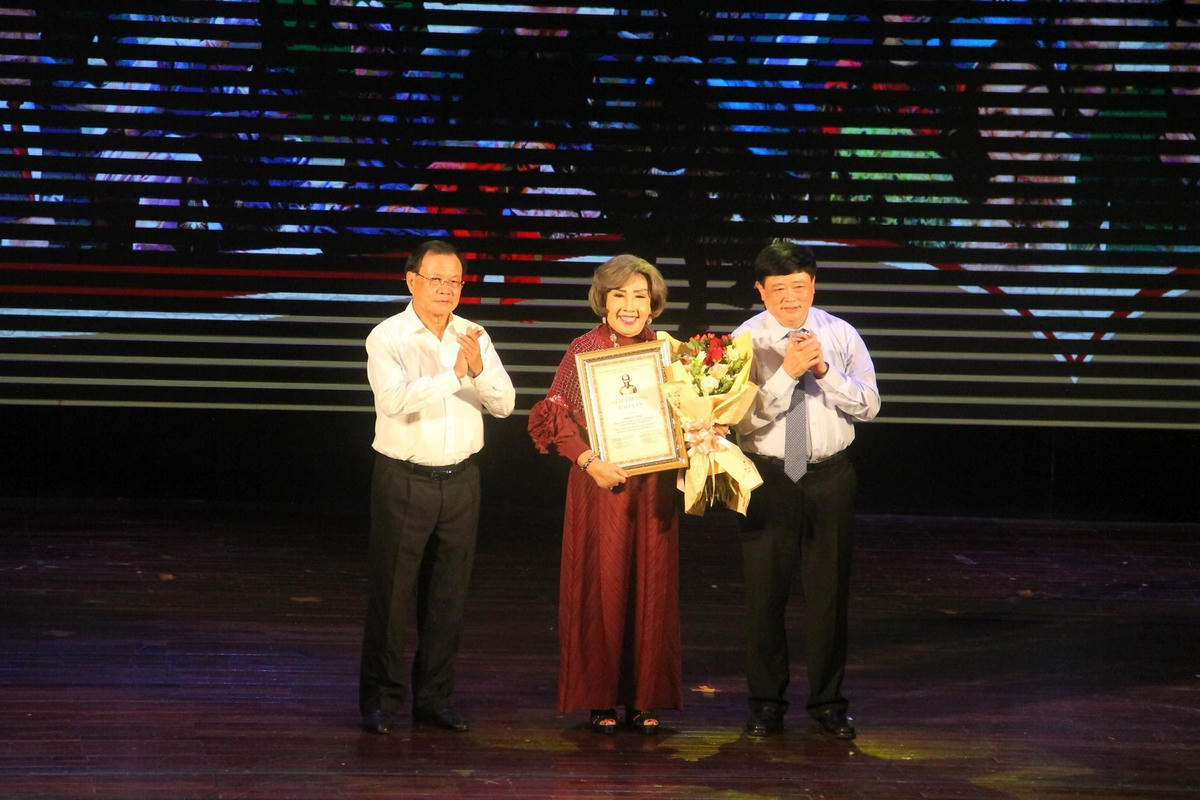 NSND Lệ Thủy nhận giảiThành tựu trọn đời sáng tạo nghệ thuật và cống hiến phục vụ nhân dân.