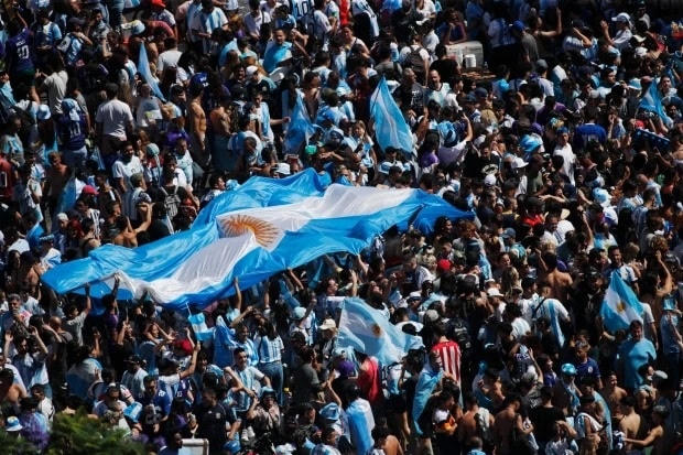 Chức vô địch World Cup sau 36 năm khiến người hâm mộ Argentina trở nên phát cuồng (Ảnh: Reuters).