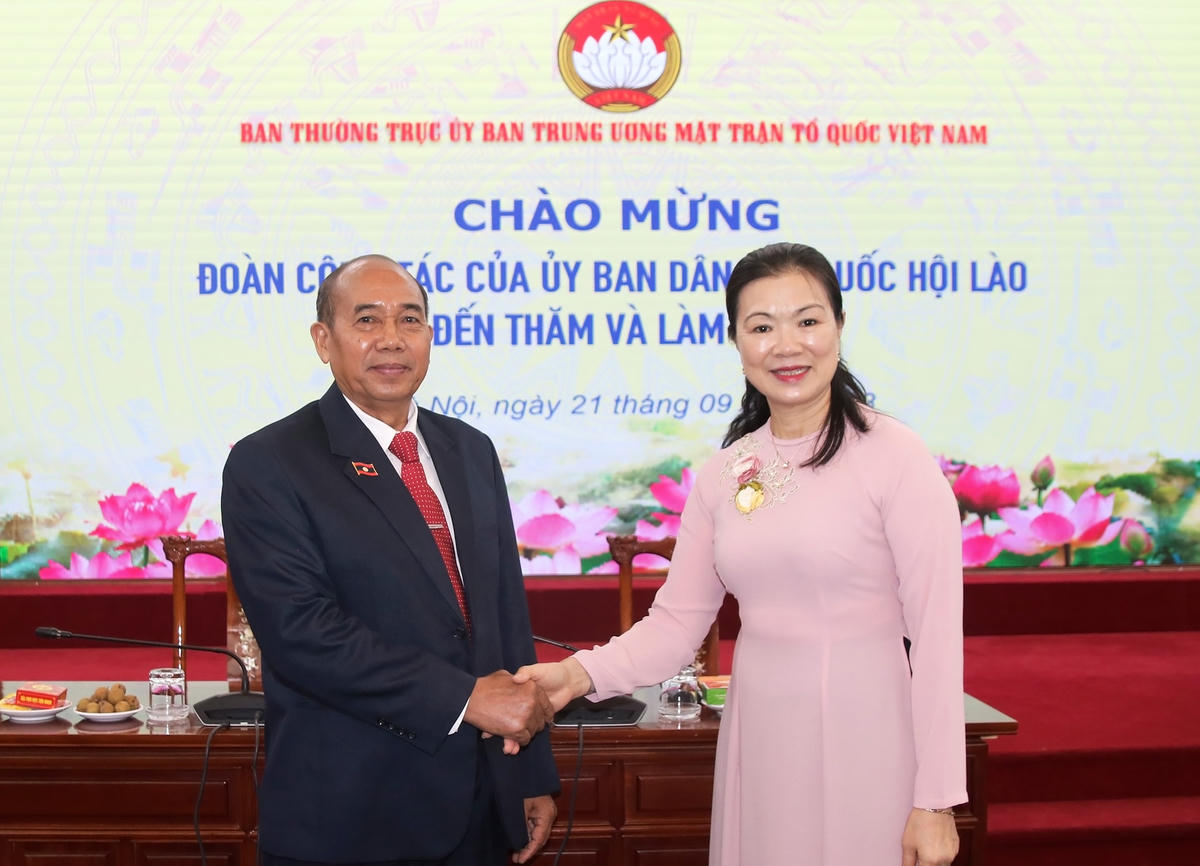 Phó Chủ tịch UBTƯ MTTQ Việt Nam Trương Thị Ngọc Ánh và ông Khamchanh Sotapaserth, Chủ tịch Ủy ban Dân tộc Quốc hội Lào.
