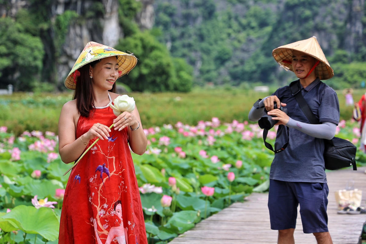 Theo một chủ cửa hàng chụp ảnh dịch vụ, lúc cao điểm, mỗi ngày  có thể phục vụ khoảng 30 - 40 lượt khách chụp ảnh sen một ngày. Gói chụp ảnh sen mà khách du lịch thường lựa chọn có mức giá từ vài trăm nghìn đến vài triệu đồng.