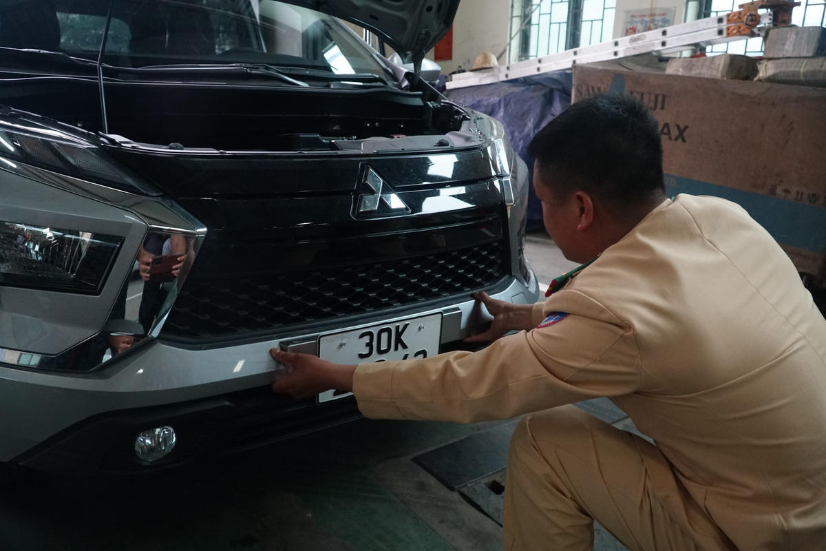 Các cán bộ chiến sĩ CSGT đã bắt tay vào công việc đăng kiểm.