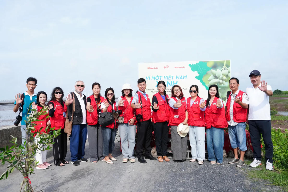 Nhà báo, phóng viên tham gia chương trình "Vì một Việt Nam xanh", trồng 2.025 cây xanh tại xã Lai Hòa (thị xã Vĩnh Châu, tỉnh Sóc Trăng). Ảnh: Lại Tấn