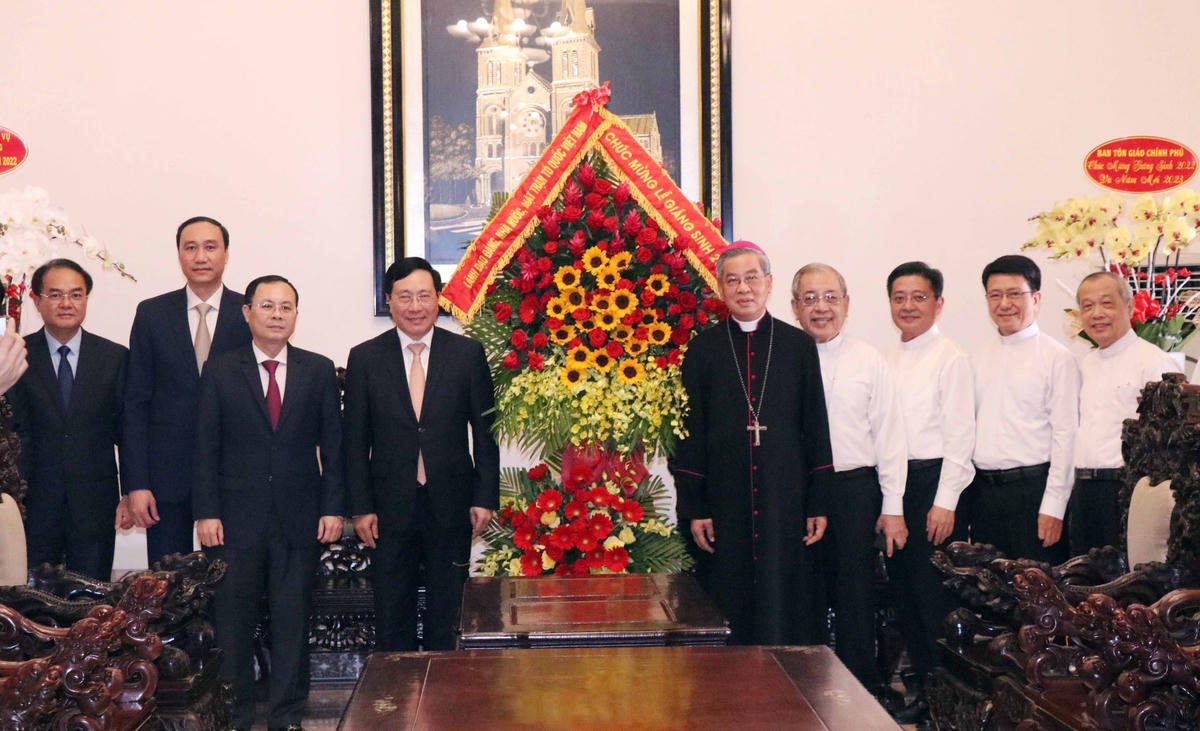 Phó Thủ tướng Thường trực Chính phủ Phạm Bình Minh, Phó Chủ tịch UBTƯMTTQ Việt Nam Phùng Khánh Tài và các thành viên đoàn công tác thăm, chúc mừng tại Tòa Tổng Giám mục Tổng Giáo phận TP HCM.