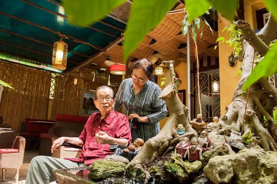 Nhà văn Lê Phương những năm cuối đời vẫn luôn được người bạn đời chăm sóc tận tình.