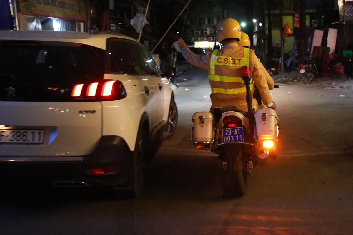 Tuy nhiên, tài xế đã tăng ga bỏ chạy khi phát hiện chốt kiểm tra nồng độ cồn. Song, tổ công tác đã sử dụng xe chuyện dụng yêu cầu tài xế dừng xe để kiểm tra.