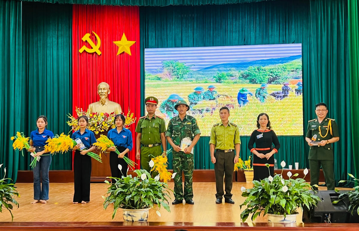 Tiểu phẩm "Một ngày giúp dân phát triển kinh tế" của đội Tiểu đoàn Huấn luyện - Cơ động.