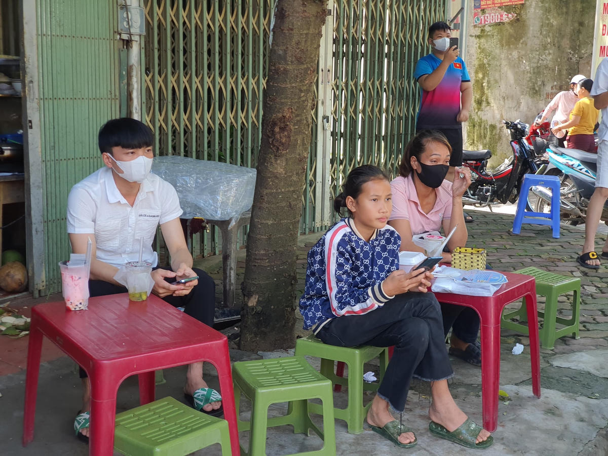 Chị Hà Thị Toàn (xã Tiền Phong, huyện Đà Bắc, ngồi thứ 3 từ trái sang) chia sẻ: "Nhà tôi cách điểm thi THPT Ngô Quyền hơn 60km, do con tôi xuống thuê trọ ăn học dưới này, hôm nay lại thi tốt nghiệp nên tôi đi thuyền xuôi dọc lòng hồ Hoà Bình xuống đây để động viên. Tôi cũng không đặt áp lực nặng nề cho con, chỉ mong con bình tĩnh, làm bài thi tốt, dù kết quả thế nào tôi vẫn tin tưởng ở con trai mình".