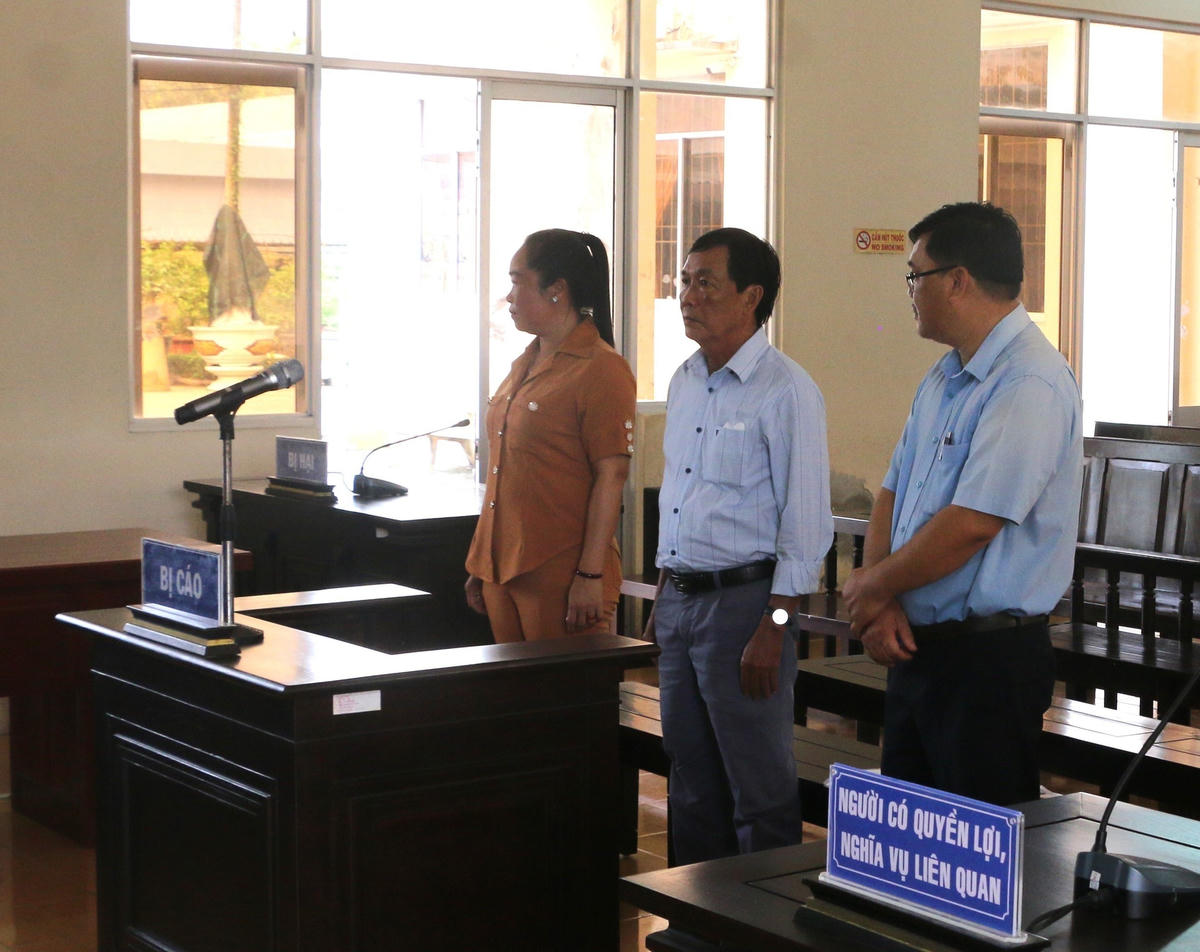 Các bị cáo tại phiên toà sơ thẩm do TAND tỉnh Bạc Liêu xét xử ngày 11/4.