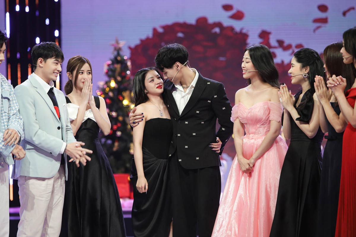 Đồng ý ra về với Peter, Bnat không quên nhắn nhủ mọi người rằng, hy vọng mọi người sẽ nghĩ mình không “mê trai” vì đã ra về ngay lần đầu tiên được tỏ tình. Ảnh: Perfect Universe.