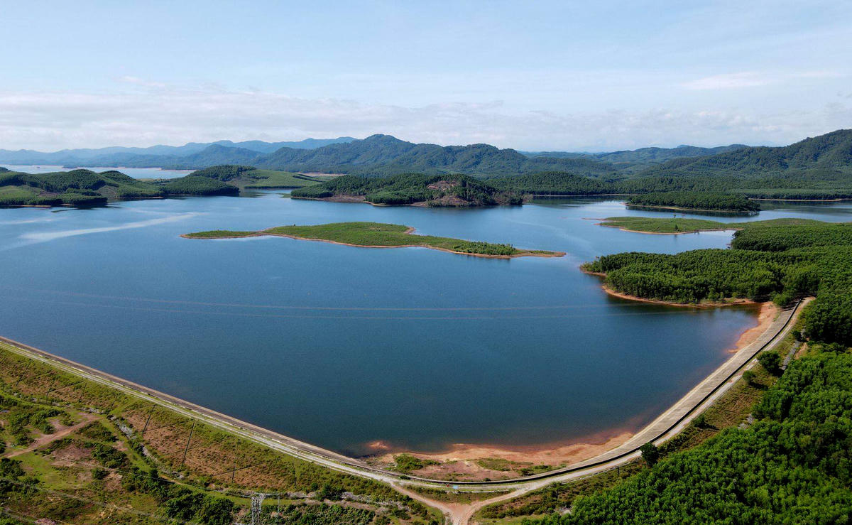 Hồ Bộc Nguyên là hồ chứa có dung tích 24,5 triệu m3 nước, là nguồn cấp nước sinh hoạt cho hơn 40.000 hộ dân ở TP. Hà Tĩnh và vùng phụ cận. 