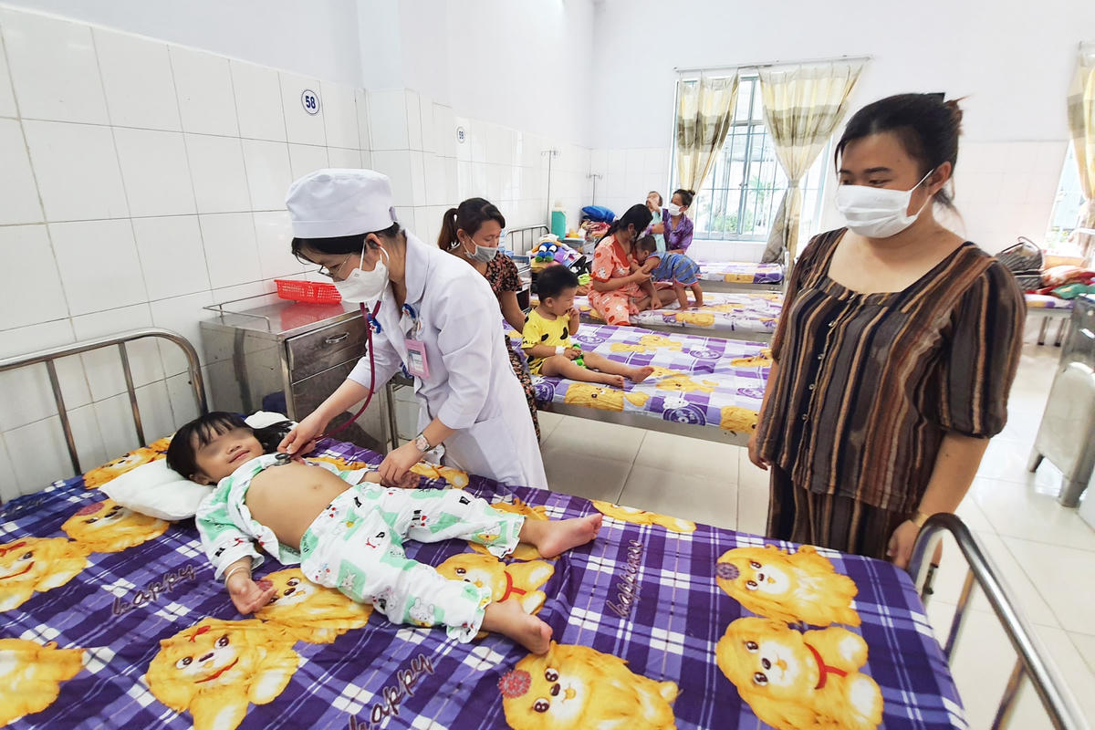 Bệnh nhi mắc tay chân miệng điều trị tại khoa Nhi, Bệnh viện đa khoa tỉnh Bạc Liêu.