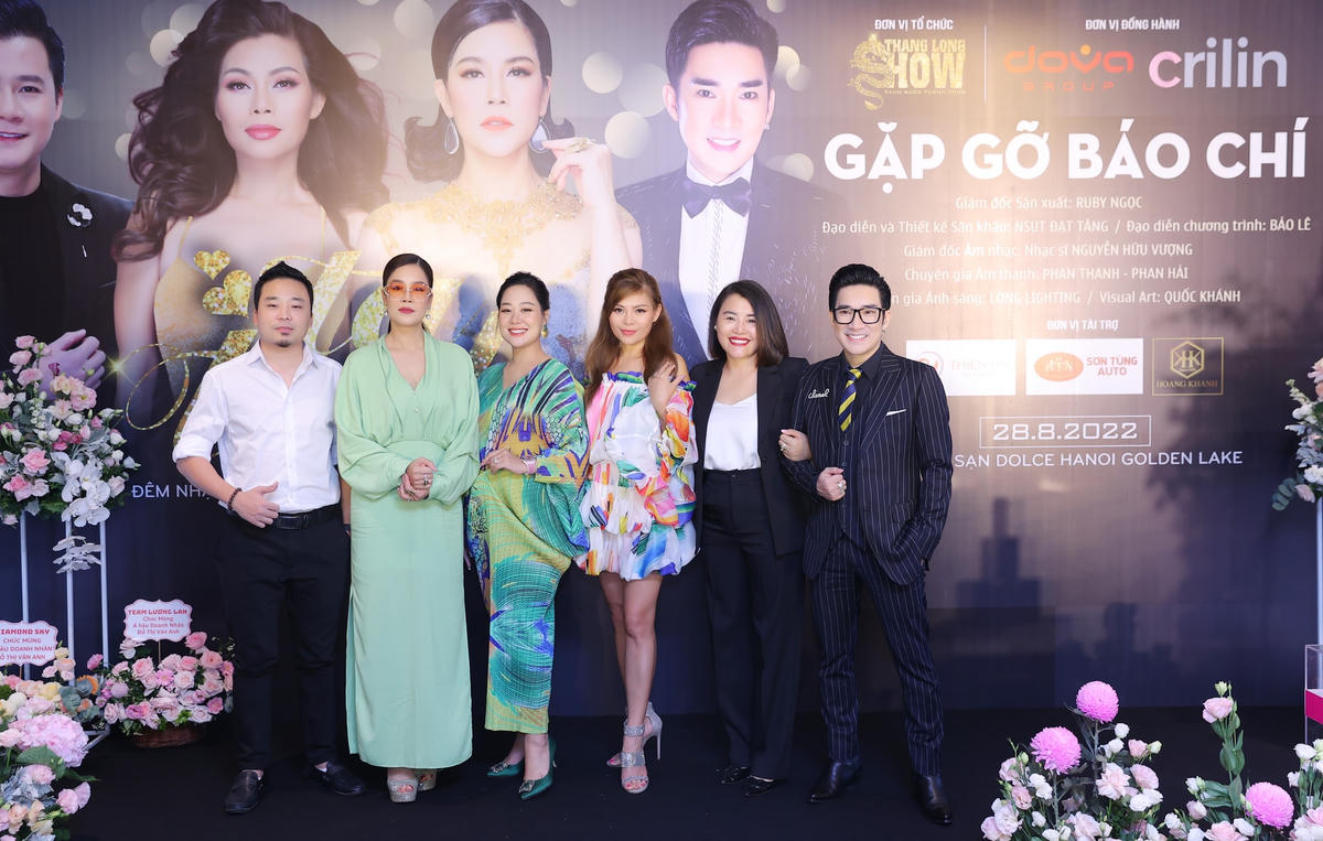 Với sự góp mặt của dàn ca sĩ nổi tiếng, Liveshow Tạ tình hứa hẹn sẽ có những bất ngờ...