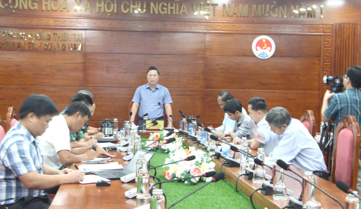Quang cảnh họp chỉ đạo ứng phó với bão số 4.