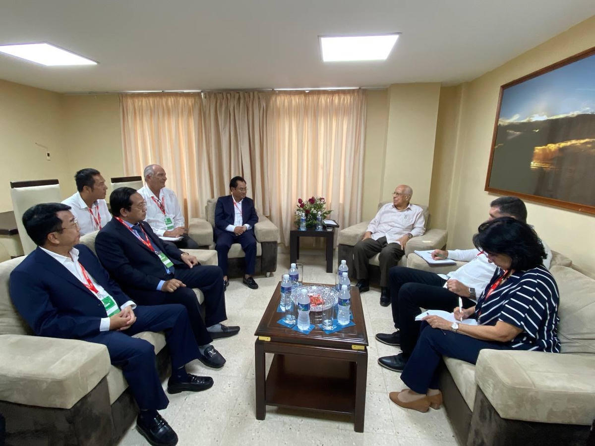 Phó Thủ tướng Cuba Ricardo Cabrisas Ruiz (áo trắng thứ 3 từ bên phải) tiếp đoàn xúc tiến thương mại, đầu tư tỉnh Thái Nguyên do ông Trịnh Việt Hùng, Chủ tịch UBND tỉnh làm trưởng đoàn. Ảnh: CTV.