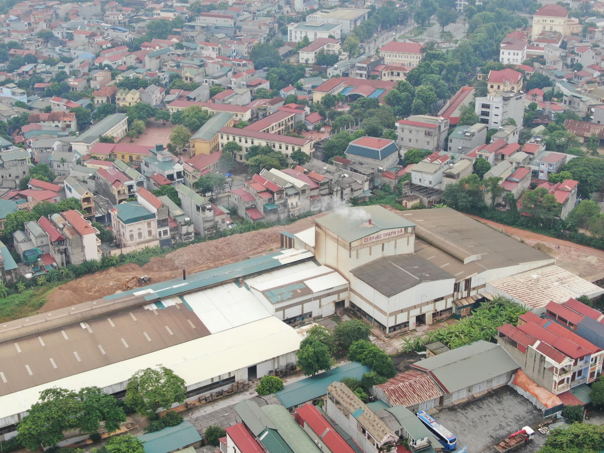 Nhà máy gốm sứ Thanh Hà nằm lọt thỏm giữa khu dân cư đông đúc.