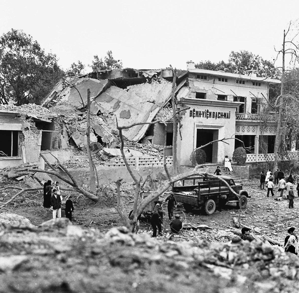 Bệnh viên Bạch Mai bị máy bay B52 dội bom, ngày 22/12/1972.  