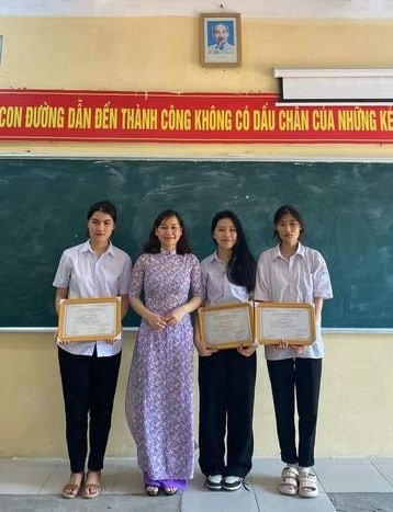 Trần Ngọc Đan Thanh (thứ hai từ phải sang) và cô giáo, bạn bè tại trường THPT Nghĩa Minh, Nam Đinh.Ảnh: fanpage trường THPT Nghĩa Minh.