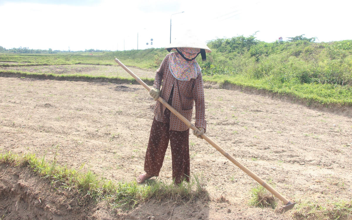 Người dân mặc áo quần bịt kín chống lại thời tiết nắng nóng.