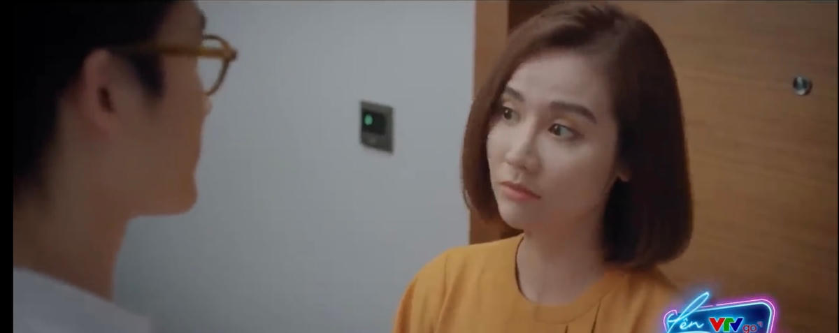 Trang nói với Duy về việc em gái đang giận Phong. Ảnh: CMH. 