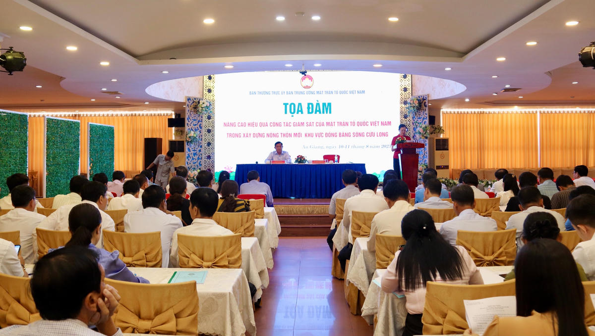 Quang cảnh buổi toạ đàm.