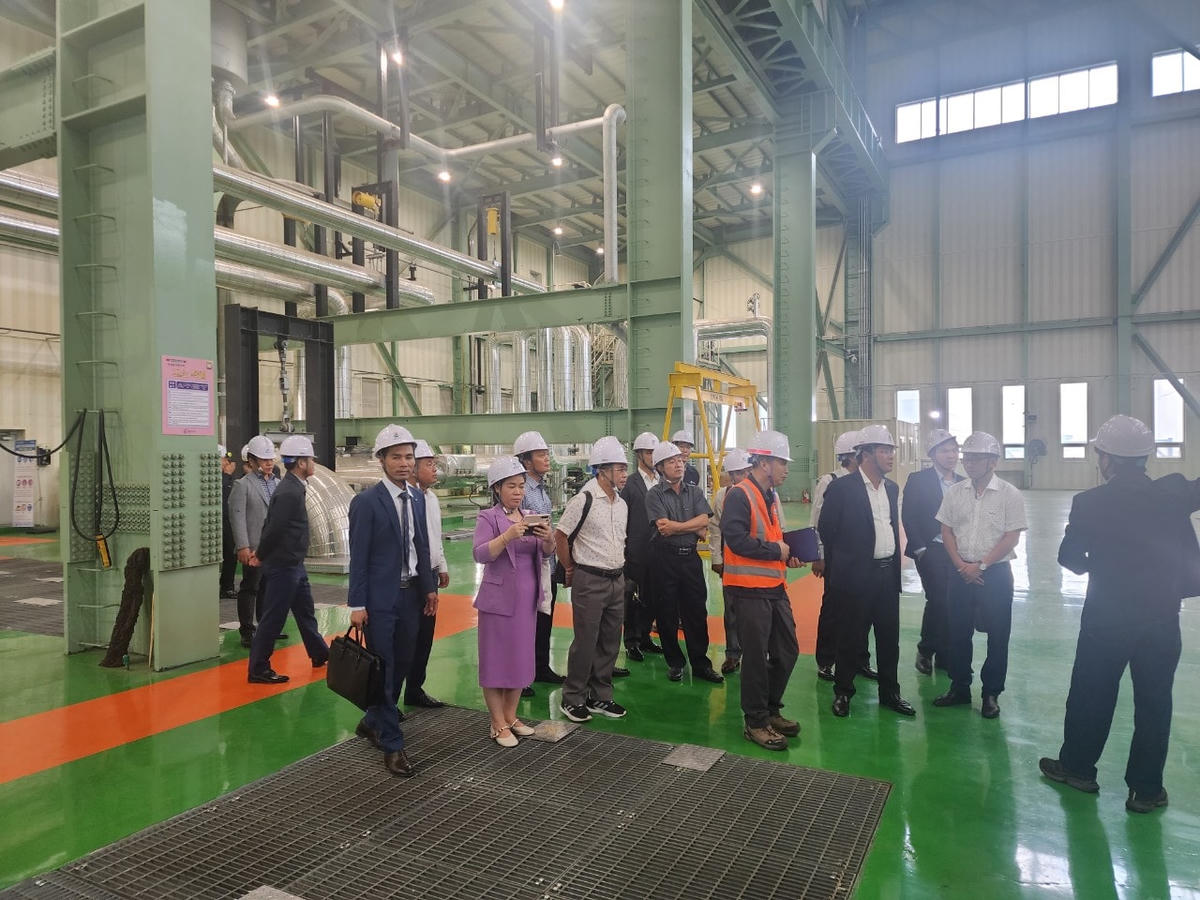 Ban lãnh đạo GS Power giới thiệu tổ hợp năng lượng điện của Nhà máy Năng lượng điện công ty GS Power, thuộc Tập đoàn GS