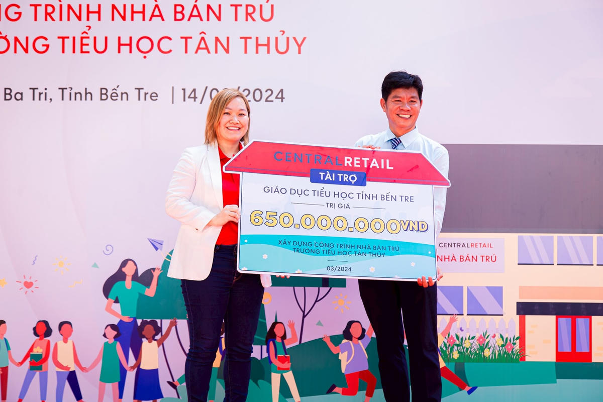 Đại diện Central Retail trao biển tài trợ tượng trưng