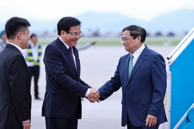 Bộ trưởng, Chủ nhiệm Văn phòng Chính phủ Trần Văn Sơn đón Thủ tướng Phạm Minh Chính tại sân bay Nội Bài. Ảnh: VGP.