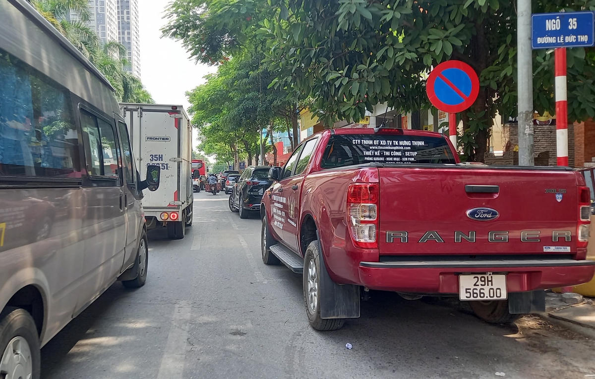 Tại tuyến đường Lê Đức Thọ hàng ngày có rất nhiều xe ô tô xếp thành hàng dài đỗ dưới lòng đường, vỉa hè. Ô tô đỗ dưới lòng đường vào cả những giờ cao điểm nên tuyến đường thường xuyên xảy ra ùn tắc.