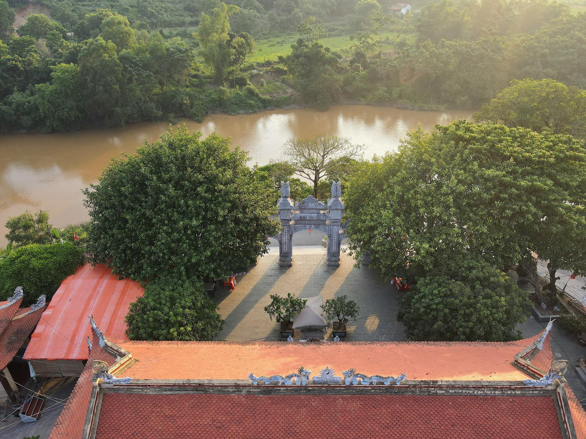 Đền Hàn Sơn thuộc xã Hà Sơn, huyện Hà Trung. Nơi đây được biết đến có phong cảnh hữu tình và là vùng đất linh thiêng gắn liền với nhiều truyền thuyết kỳ bí. Đặc biệt, đền tọa lạc tại vị trí ngã ba sông, là nơi giáp ranh giữa 5 huyện gồm: Hà Trung, Hoằng Hóa, Hậu Lộc, Vĩnh Lộc và Yên Định.