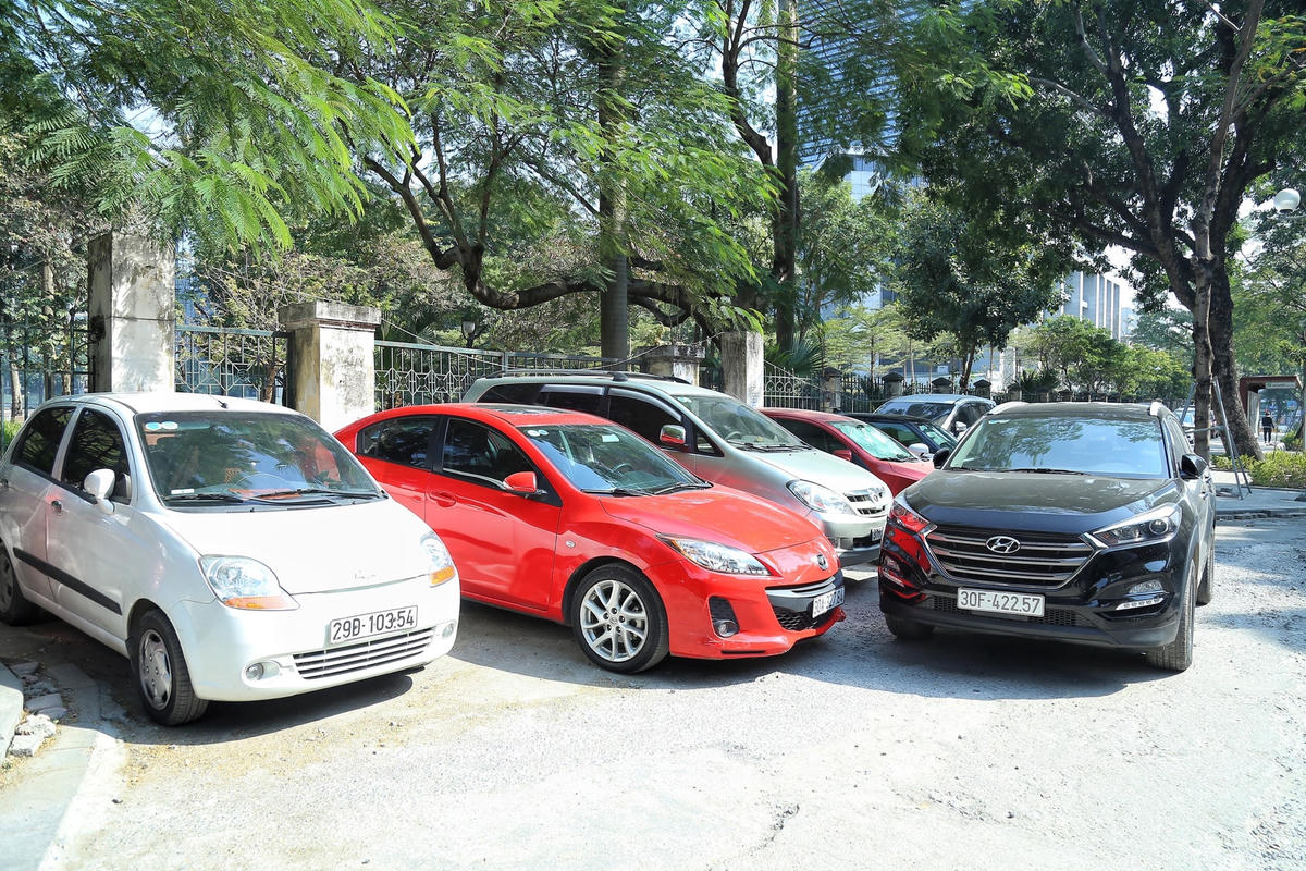 Những chiếc ô tô được xếp lộn xộn chiếm hết vỉa hè dành cho người đi bộ.