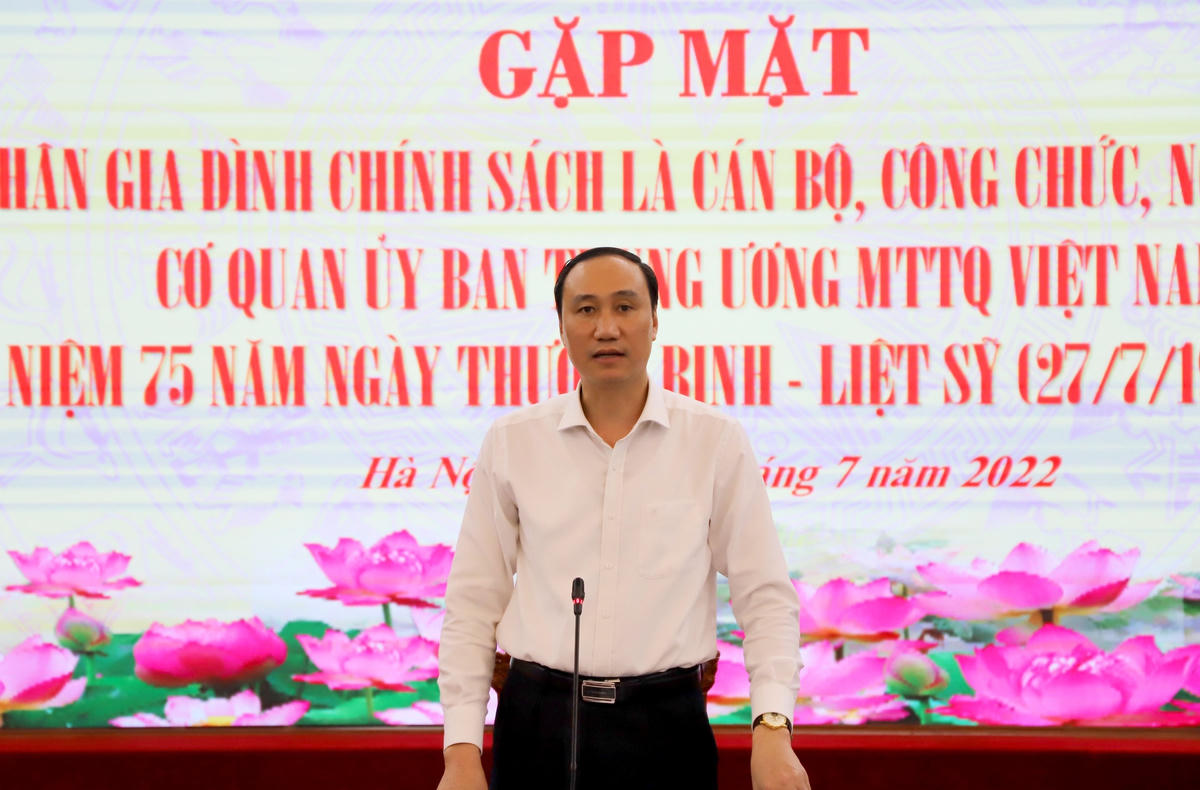 Phó Chủ tịch Phùng Khánh Tài phát biểu tại buổi gặp mặt.