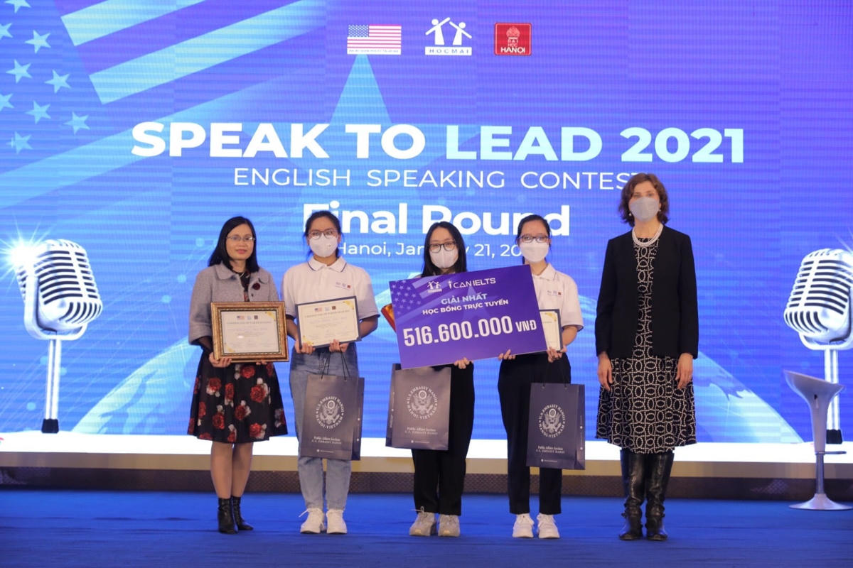 Trao giải cho các đội thi đoạt giải trong cuộc thi Speak-to- Lead mùa 2