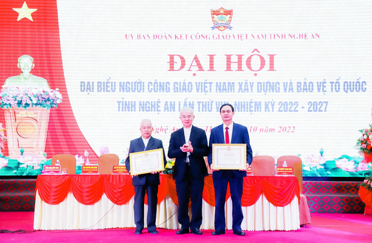 Linh mục Trần Xuân Mạnh, Phó Chủ tịch không chuyên trách, Chủ tịch UBĐKCG Việt Nam tặng Bằng khen cho 2 cá nhân xuất sắc.