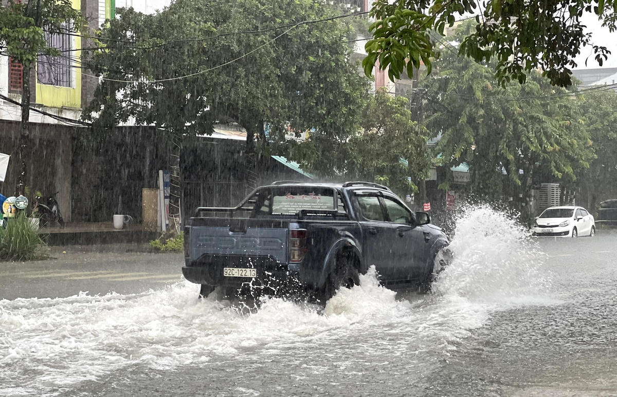 Đoạn đường Hùng Vương phương tiện lưu thông khó khăn.