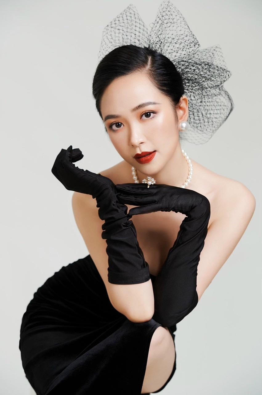 Kim Oanh cho biết bố mẹ không thích cô theo đuổi nghiệp diễn xuất vì sợ sự xô bồ, bon chen của Showbiz. 
