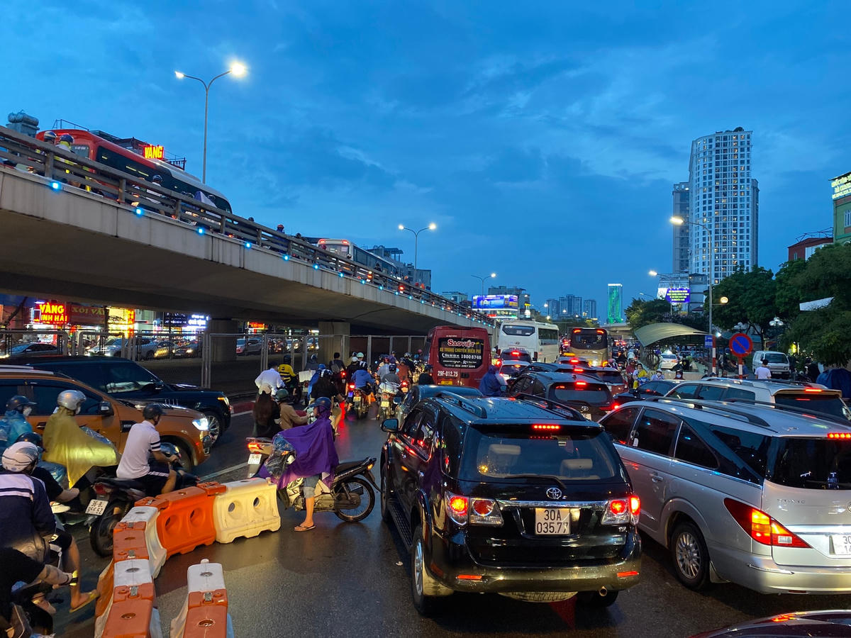 Các phương tiện phải nhích từng chút một.