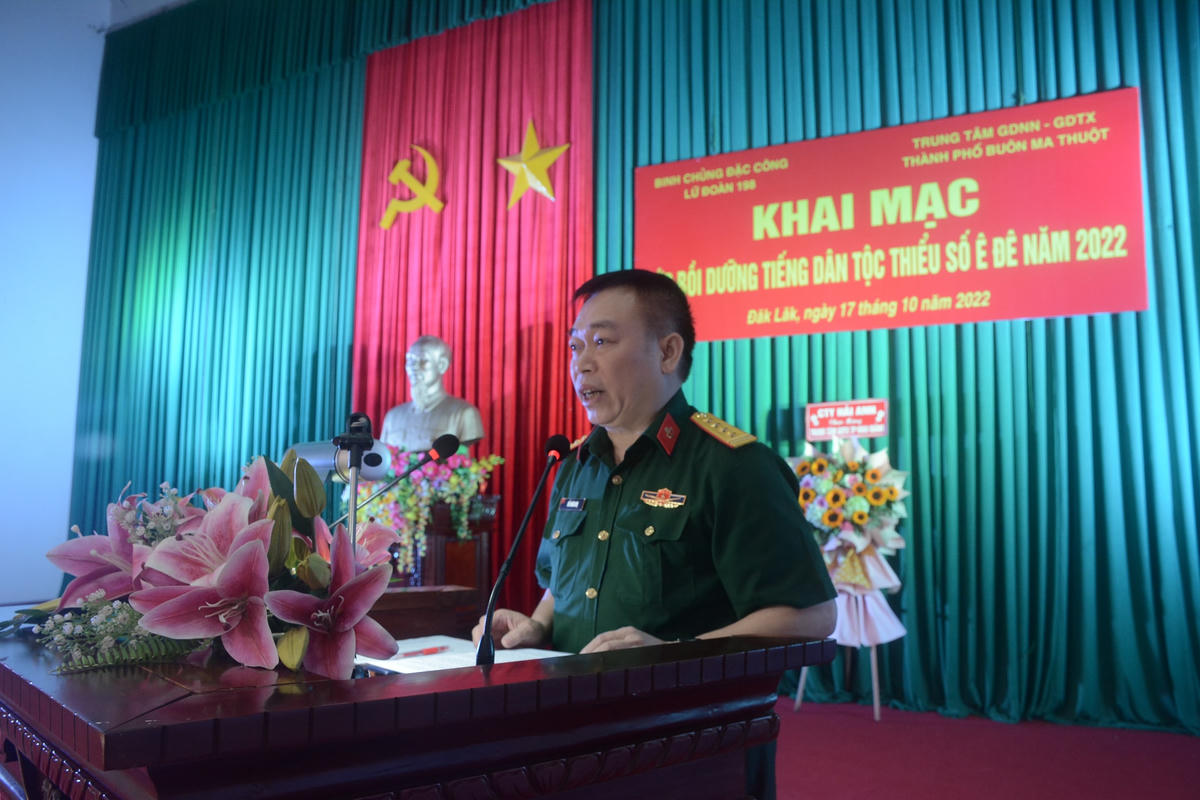Đại tá Đỗ Hoàng Nhị phát biểu khai mạc lớp bồi dưỡng tiếng dân tộc Ê Đê năm 2022.