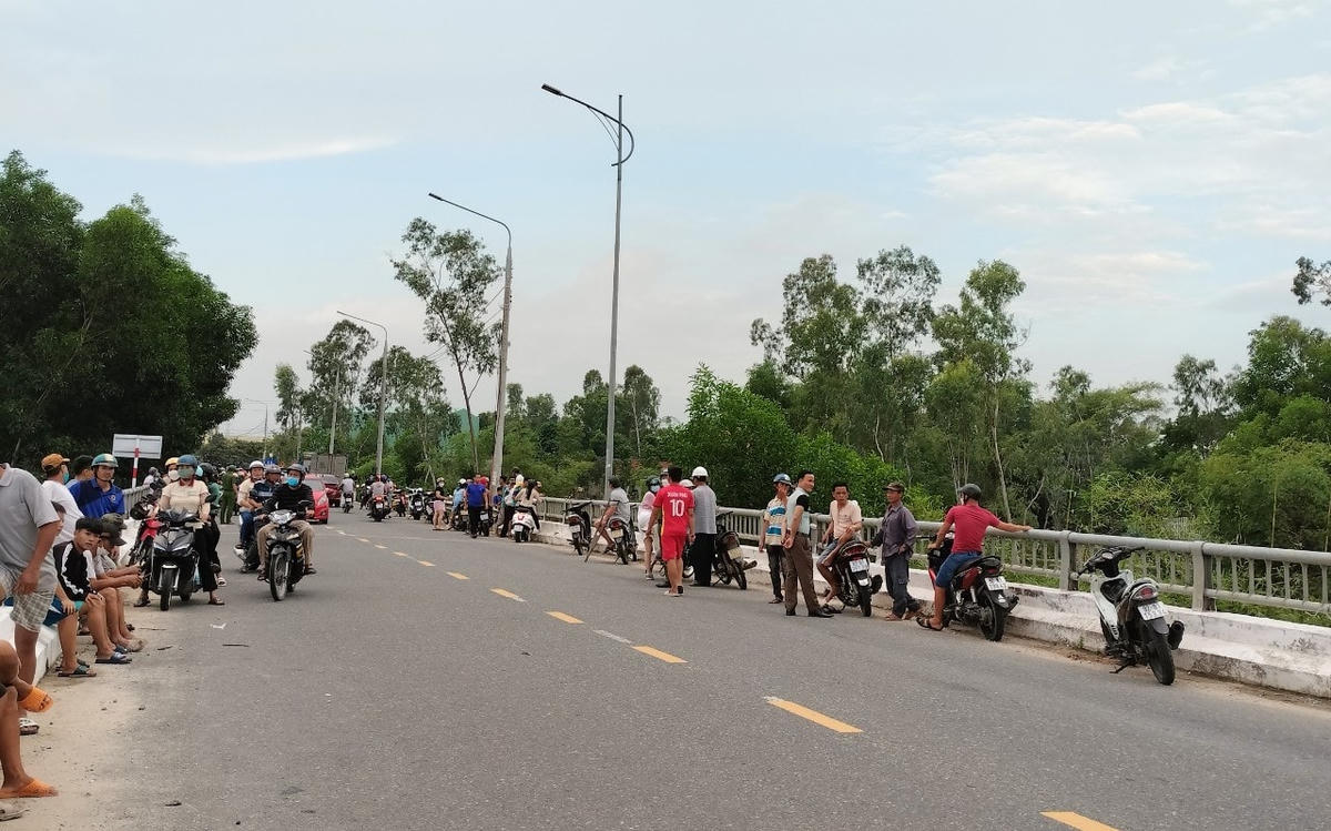 Người dân hiếu kỳ đứng xem, theo dõi vụ việc.