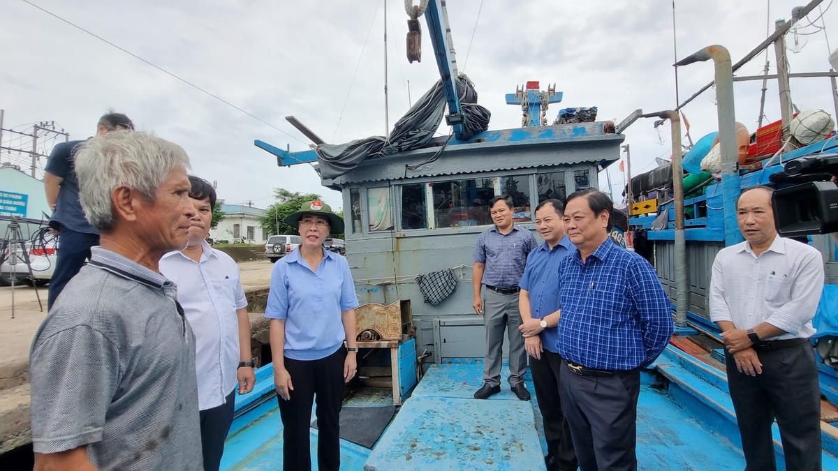Bộ trưởng Bộ NN&PTNT Lê Minh Hoan kiểm tra công tác phòng chống bão ở Quảng Ngãi.