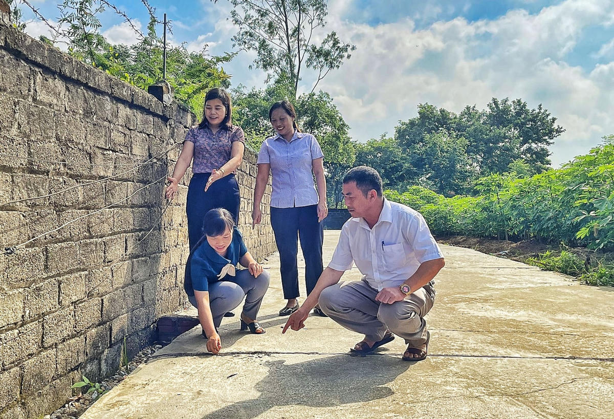 Ban Giám sát đầu tư của cộng đồng xã Xuân Hòa (huyện Lập Thạch, tỉnh Vĩnh Phúc) giám sát công trình đường giao thông nông thôn. Ảnh: Trà Hương.